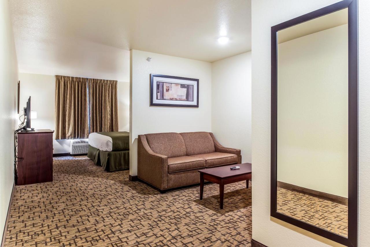 Cobblestone Hotel & Suites - Hutchinson Exterior photo