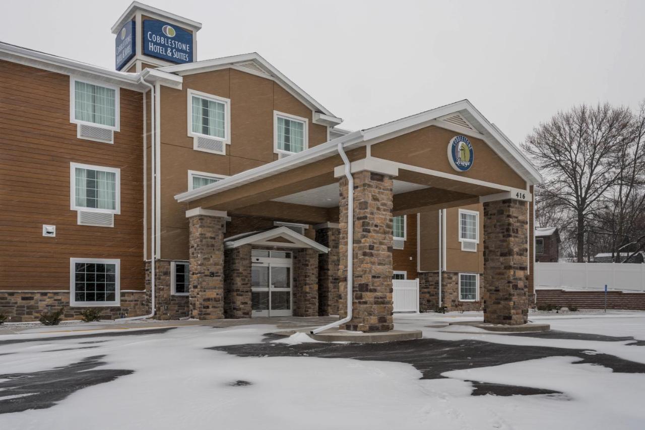 Cobblestone Hotel & Suites - Hutchinson Exterior photo