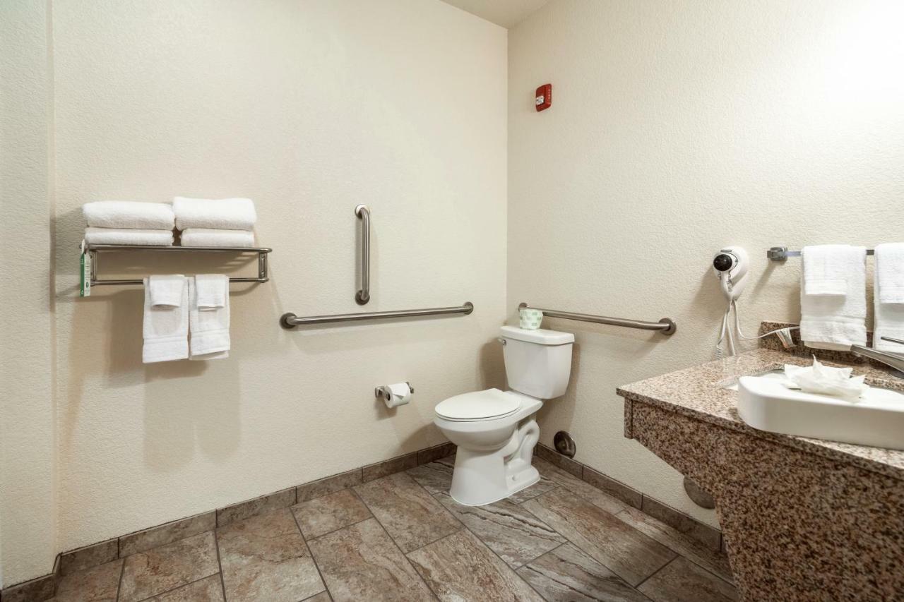 Cobblestone Hotel & Suites - Hutchinson Exterior photo