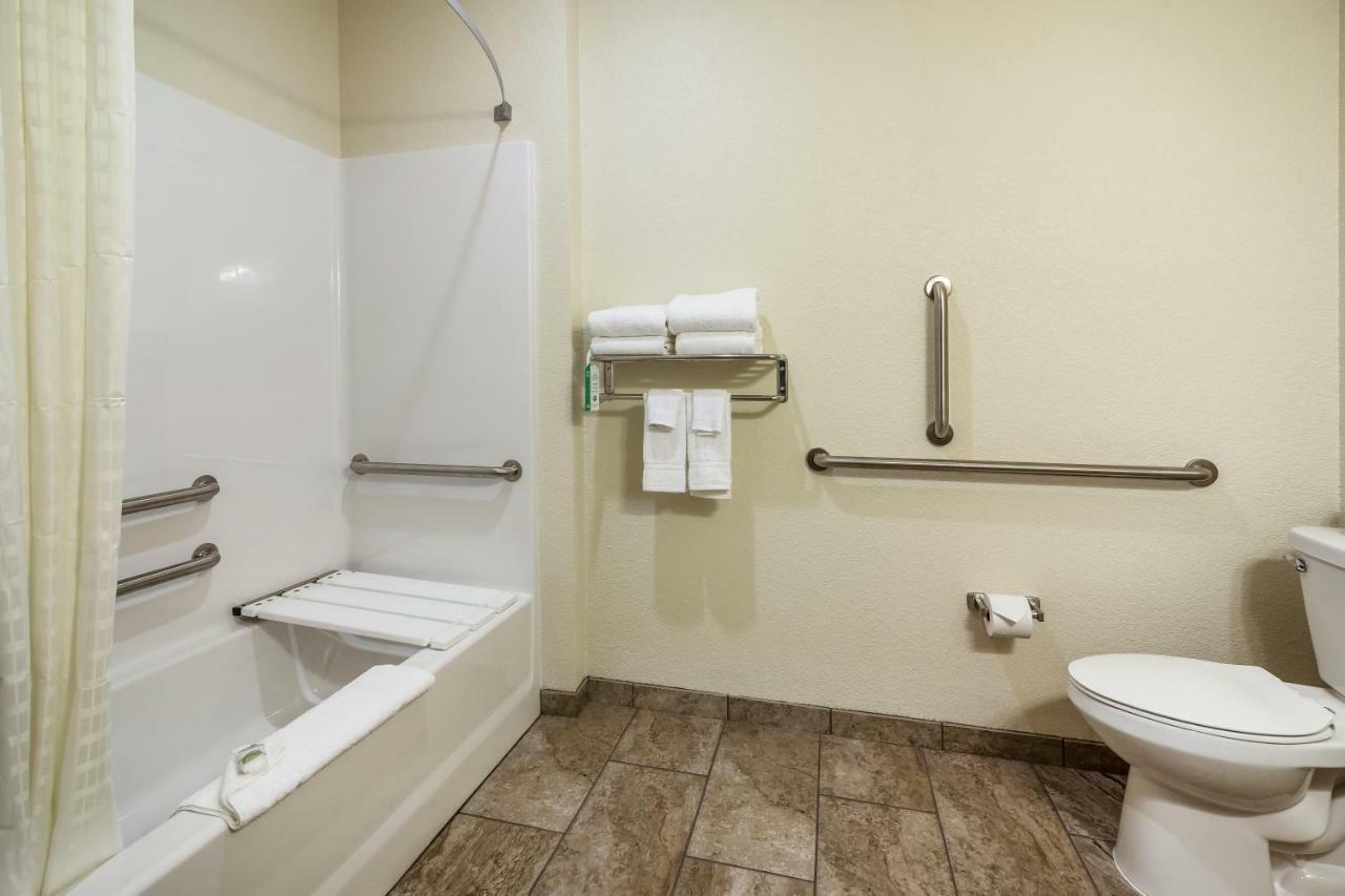 Cobblestone Hotel & Suites - Hutchinson Exterior photo